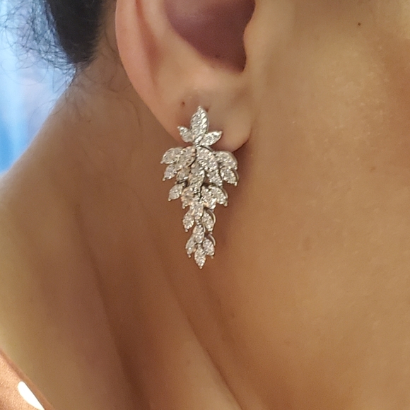 14K WHITE GOLD DIAMOND EARRINGS. - Picture 8 of 8